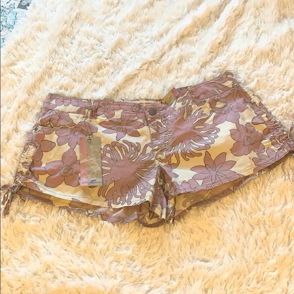 Mini shorts - Picture 1 of 8